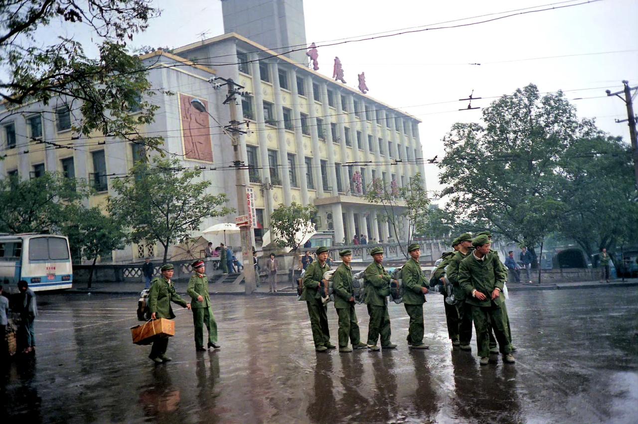 街头的士兵们，重庆，1986年10月摄。 ​ ​​​