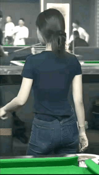 有一说一，
这小姐姐的背景挺漂亮的，
这个时候正面不正面的已经没关系了。