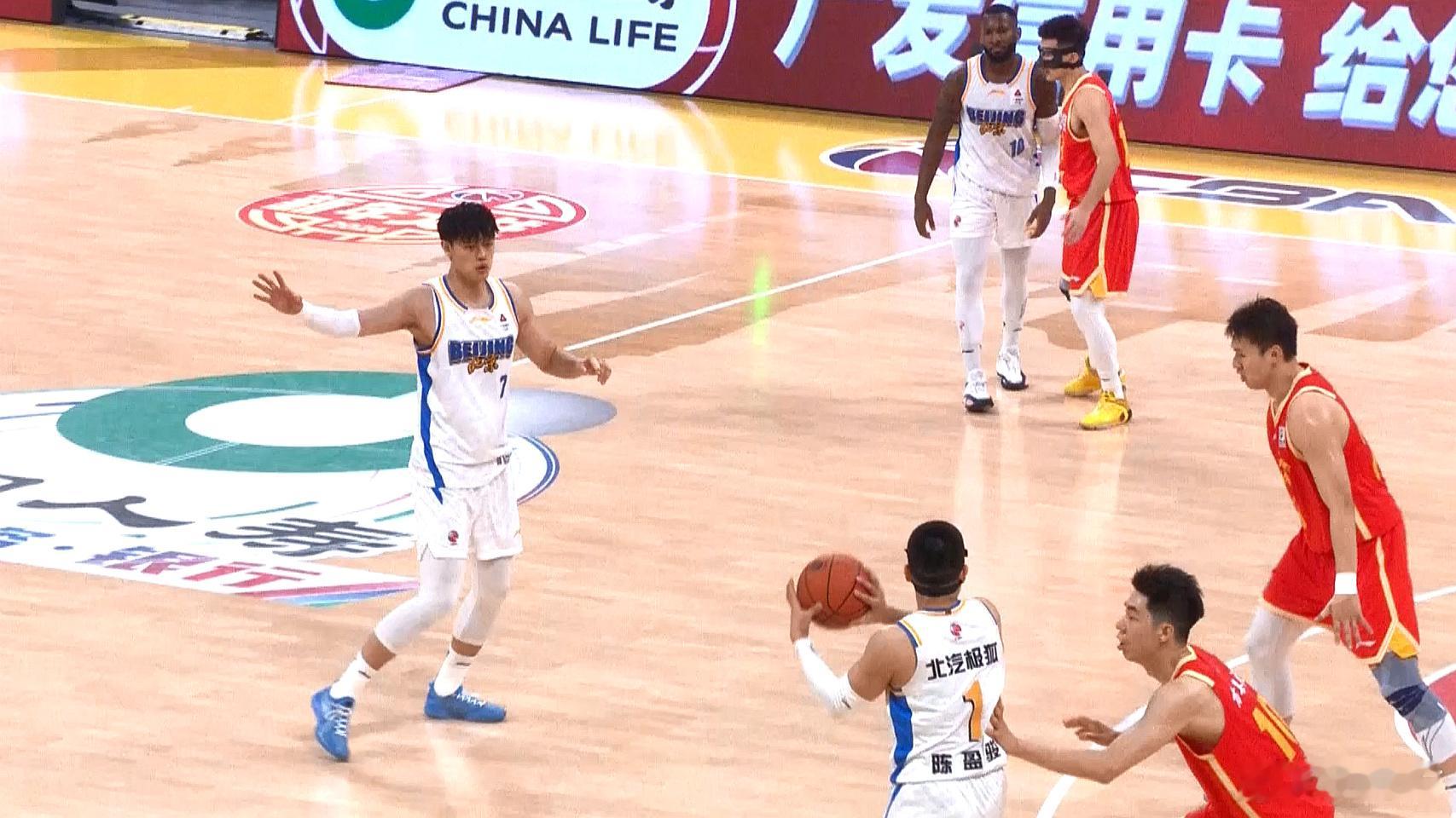 北京首钢 尽管最后的处理值得商榷，我觉得杰曼这场肯定还是功大于过，虽然布朗不在，