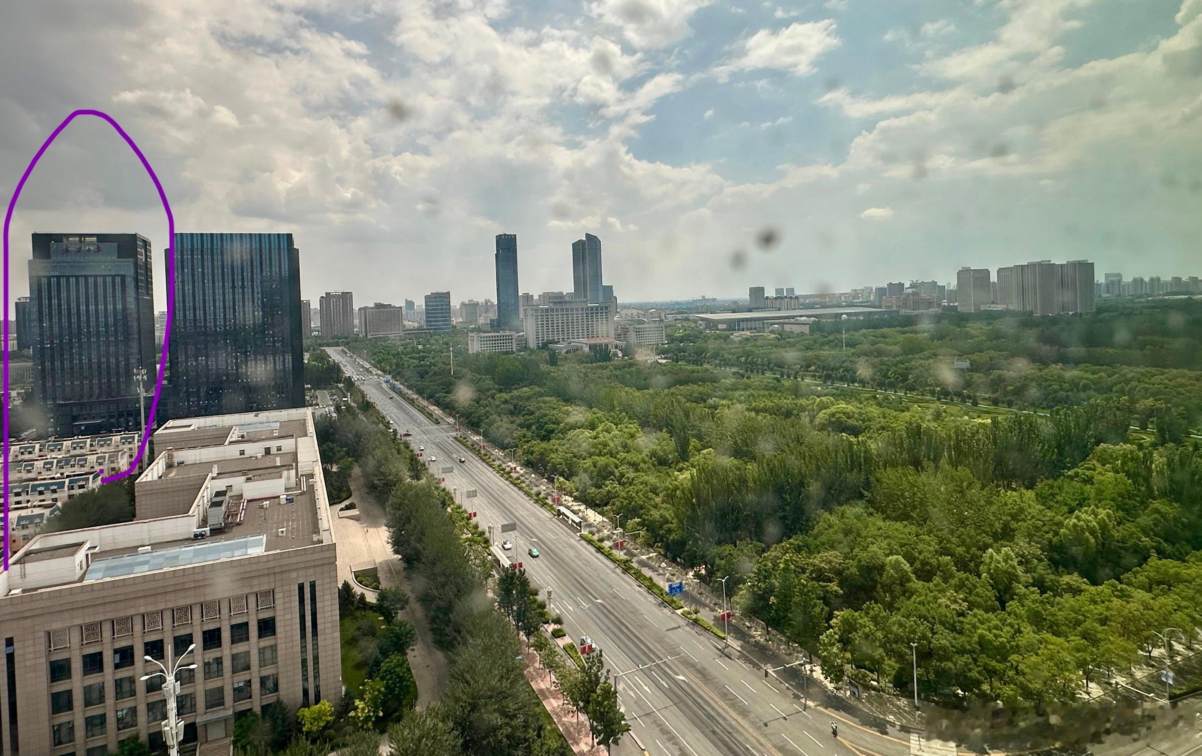 入住酒店一抬头，看见了《宁夏日报》，窗外有熟悉的“日报”和城市绿肺。银川
