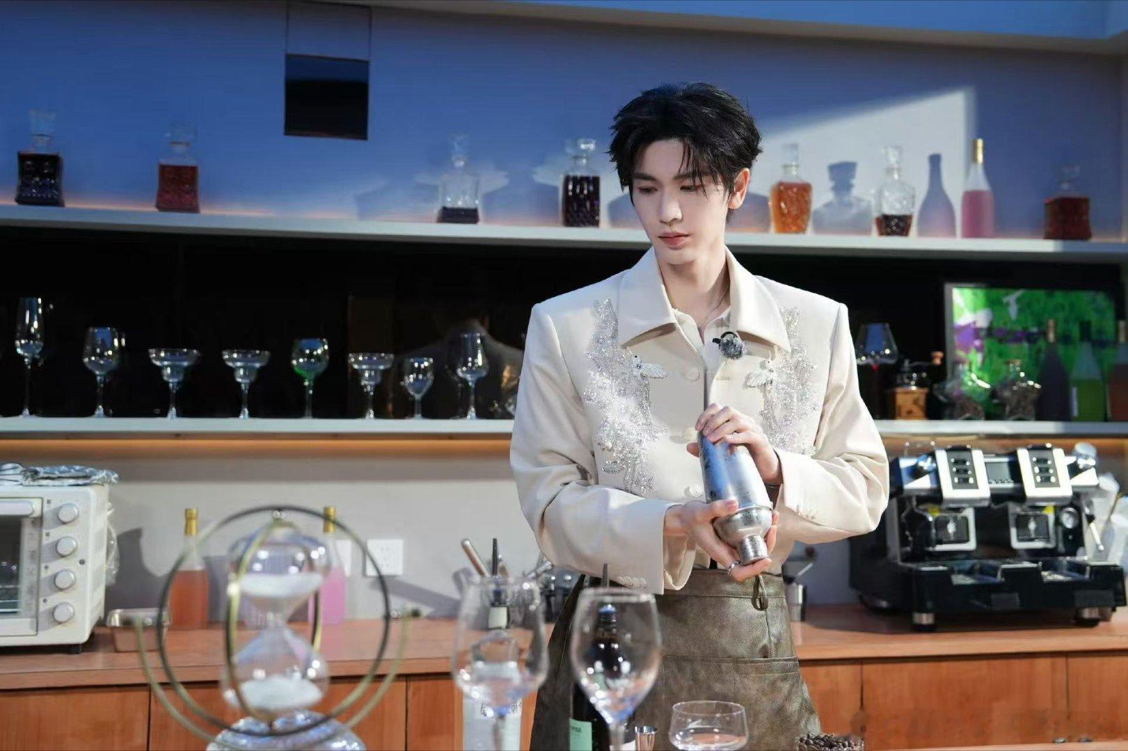 张凌赫是咖啡师还是魅魔我自有判断咖啡师的温柔外表下，藏着魅魔的蛊人气质，双重暴击