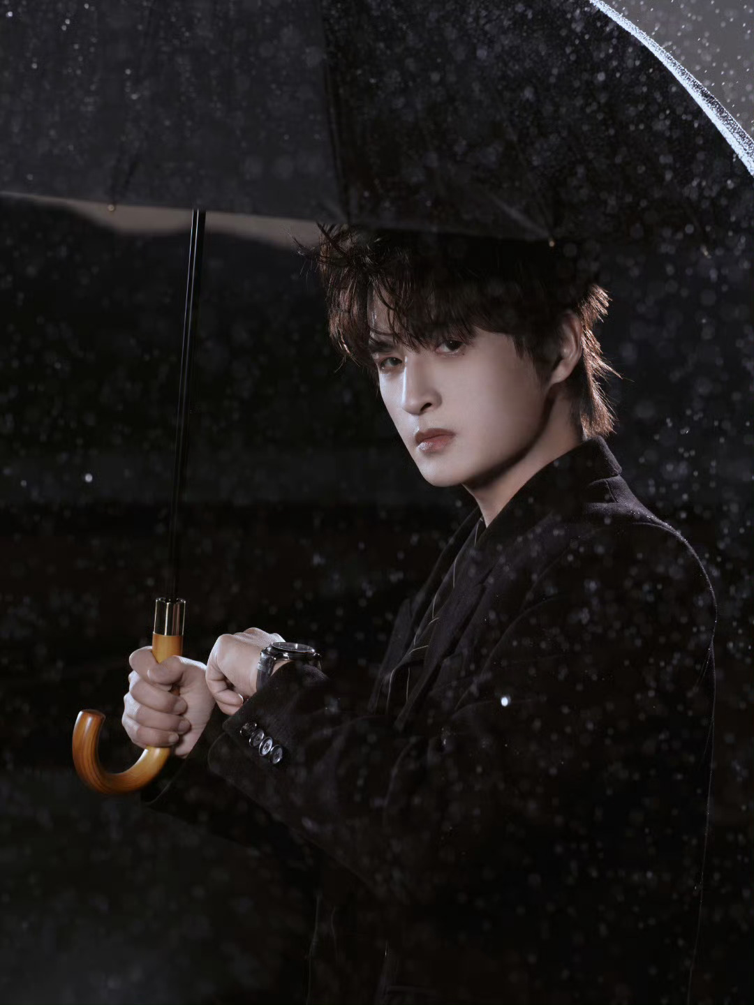 张远是来微博之夜拍007的吗张远这造型这氛围感，哪里是来参加微博之夜的，明明是来