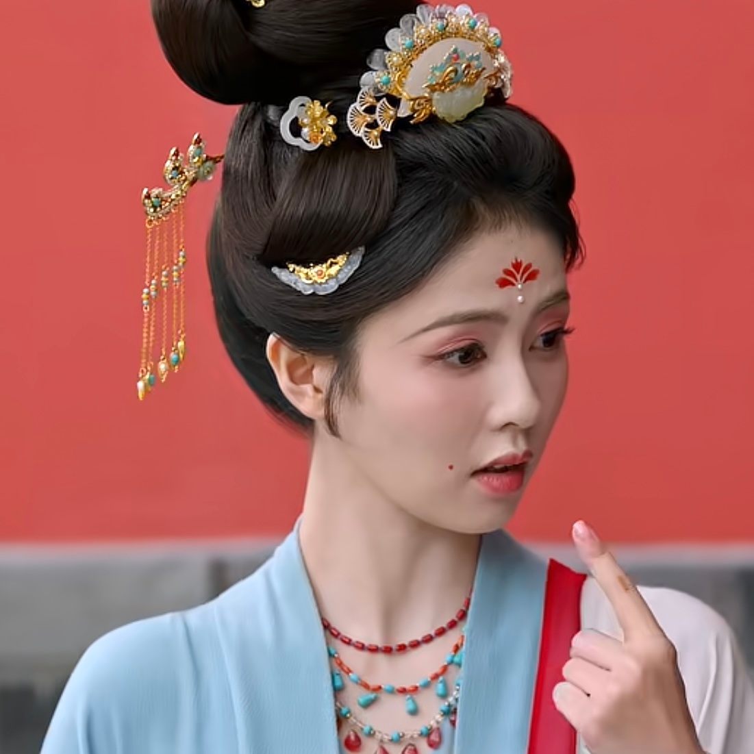 在我每天这个点才看完莫离更新之后 好想为那些半夜涨热度的剧说句话呀谁来问我们下班