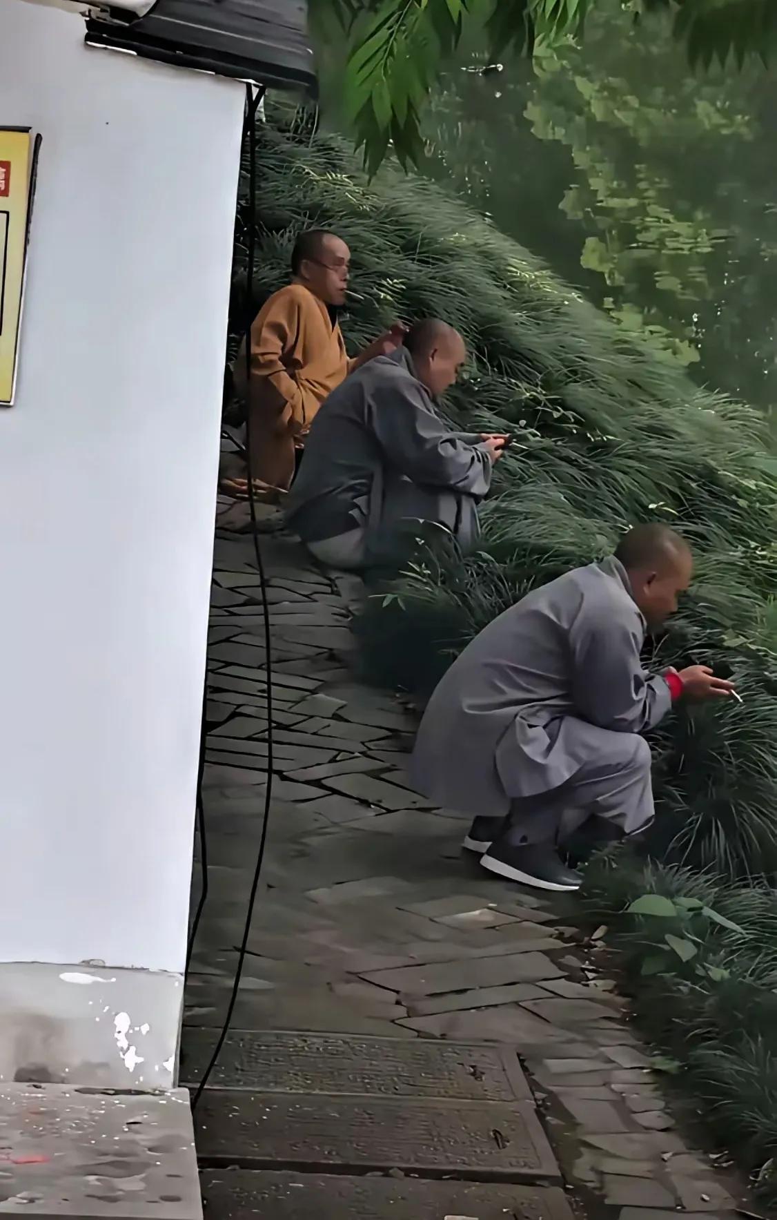 嵩山少林寺来了印乐法师之后，产生了巨大的变化。据说3天之内已经走了30 多个和尚