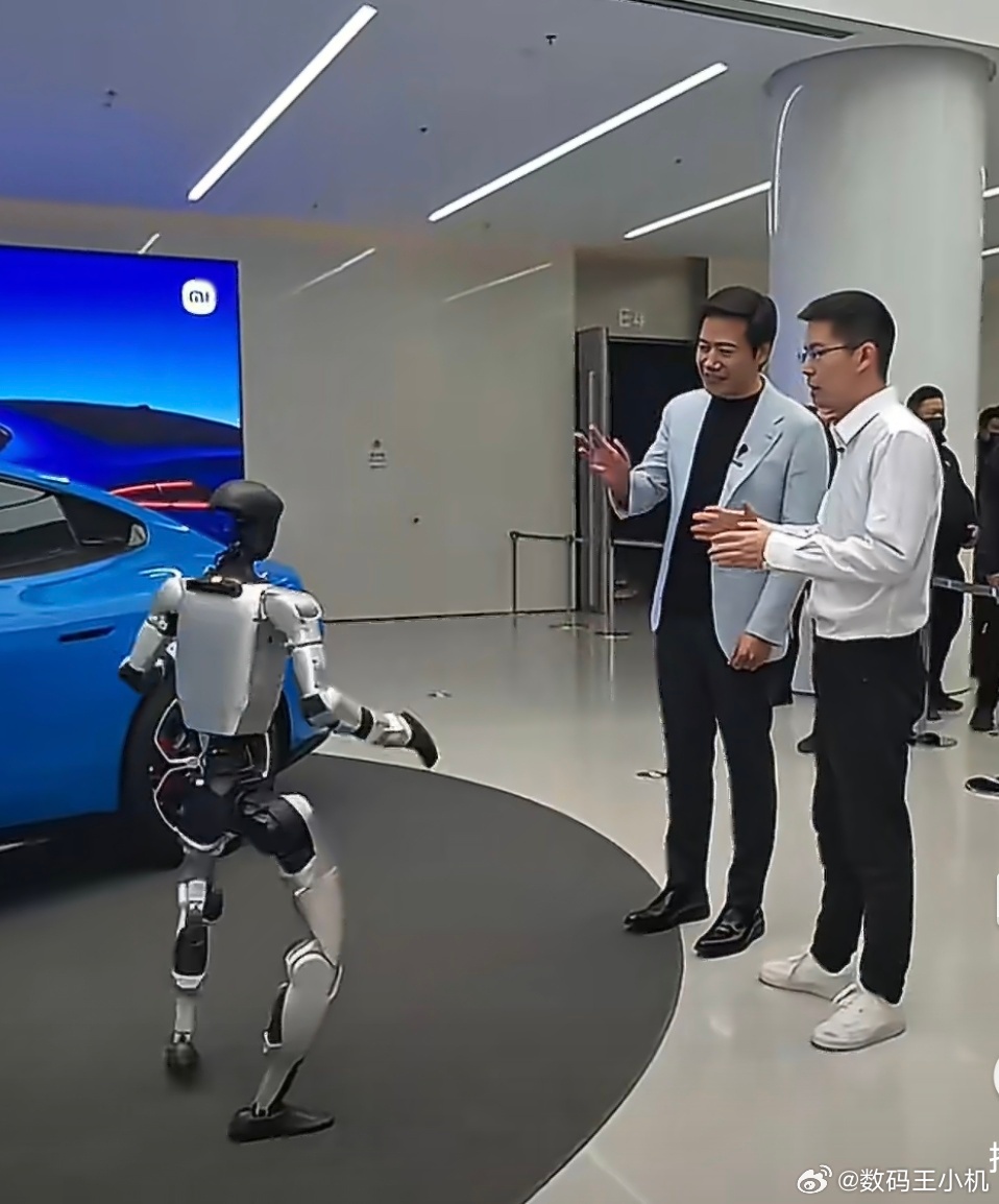 宇树王兴兴现身小米发布会哇，宇树科技王兴兴也来发布会现场了，更有意思的是，和雷总