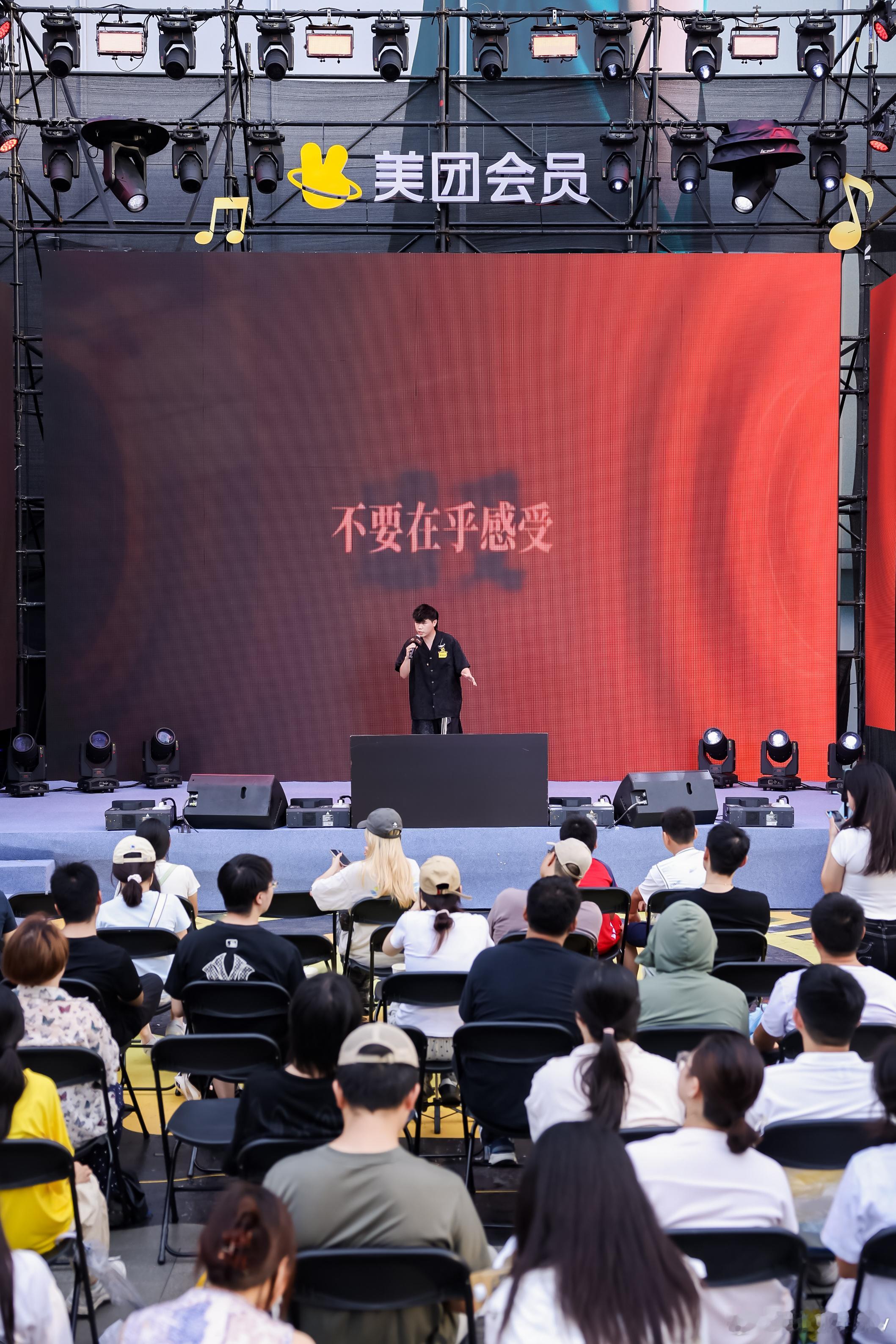 长沙线下ktv惊现平替英子没见过那英，但我还没见过这英嘛长沙线下KTV大赛主持人