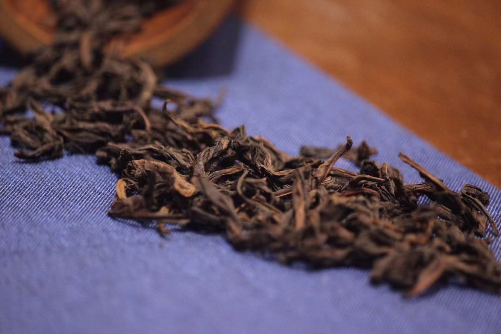 品茶赏器交友  一茶一语，不喧哗不声张，自有治愈人心的力量。茶有浓淡，心有冷暖，