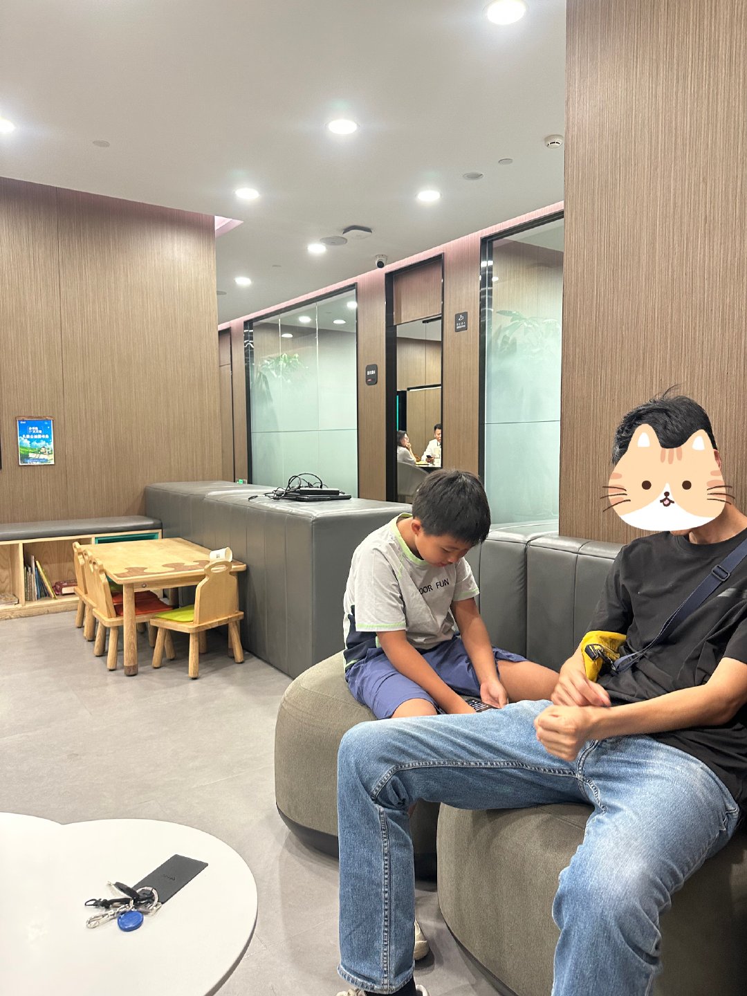 我先带孩子回来了，签了授权书，让龙哥在那边跟买房的谈吧，价格拉扯中，就看最后能不
