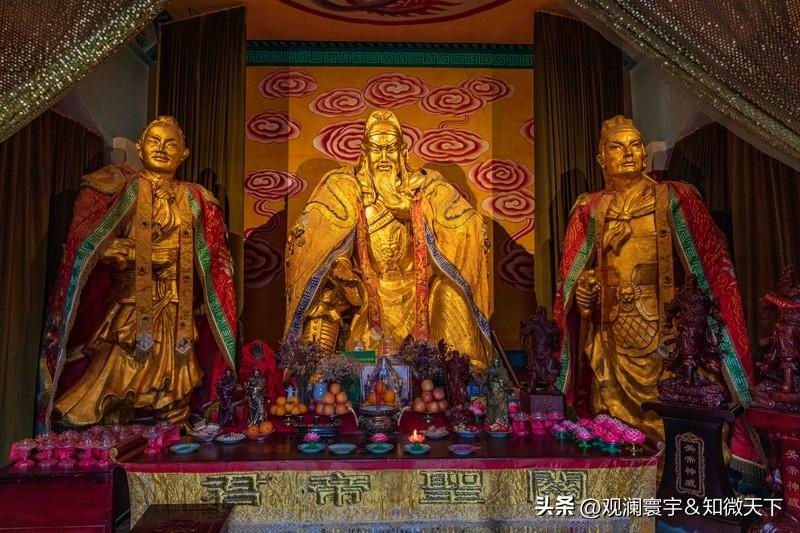 嘉靖本里，关羽在土山降曹之前，有过一句气短求全的话：“某有言在先，若使某降，须依
