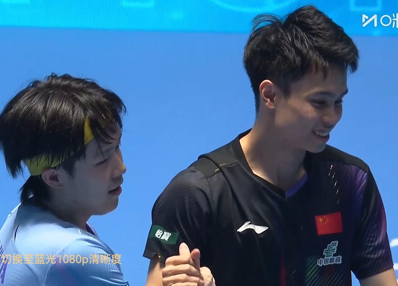 海口亚乒赛8进4，王楚钦在先失一局的情况下，耐心与队友启豪周旋，最终双方经过6局