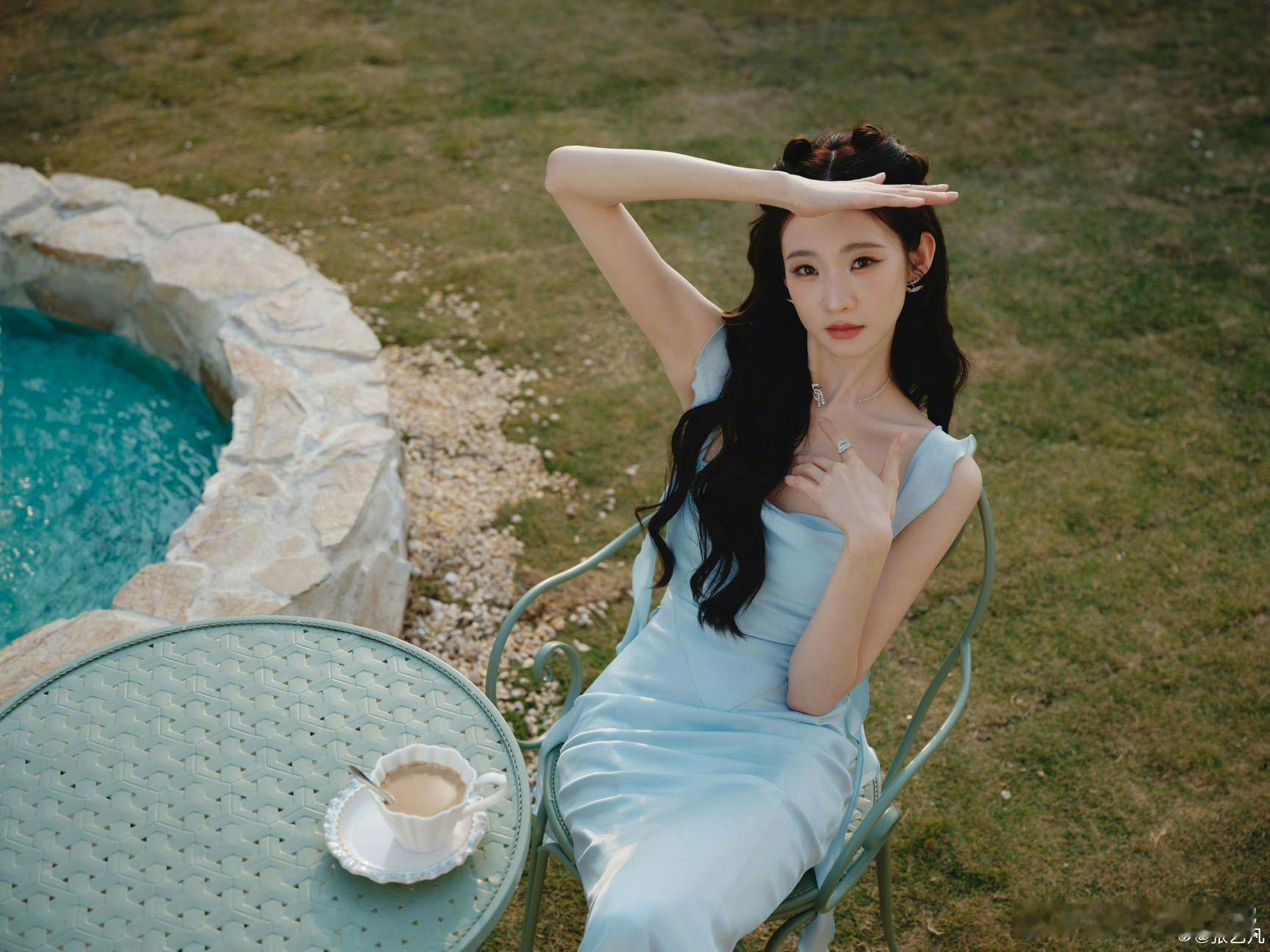 不知道 张艺凡的身材很曼妙 再次感叹的身材太绝了！蓝色长裙与她适配度满分，纤细腰