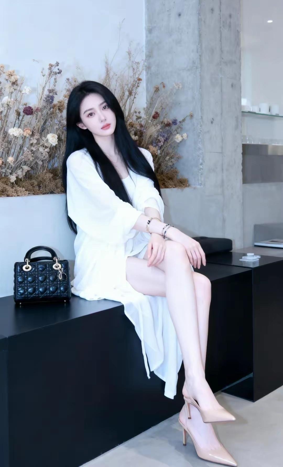 白的发光，白的闪亮，照亮了不眠之夜，谁的白月光？白月光 有哪些美女让人过目难忘？