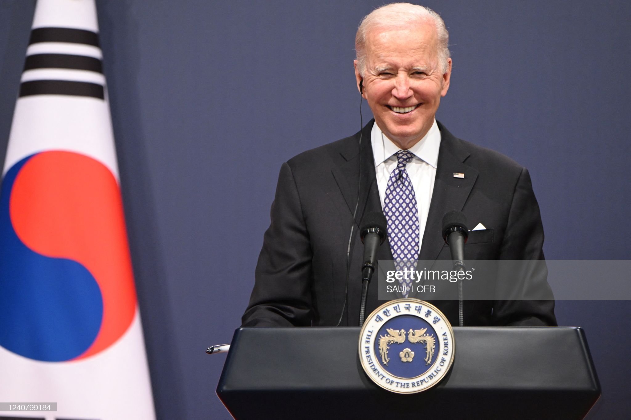 “韩国总统尹锡悦首次表态，将向乌克兰提供武器，如果乌克兰遭到大规模平民袭击。”—