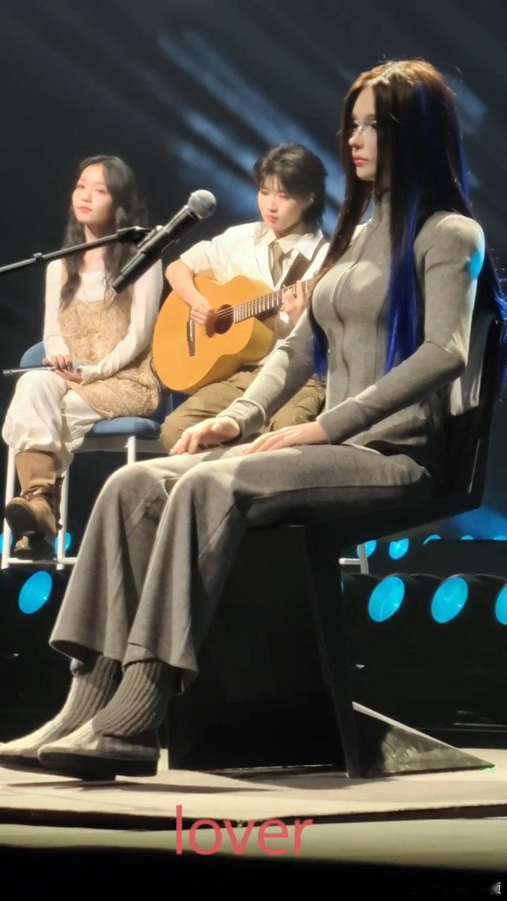 全球首个AI艺人线下舞台内娱首个AI艺人线下演出首秀上海AI音乐节解锁跨次元名场