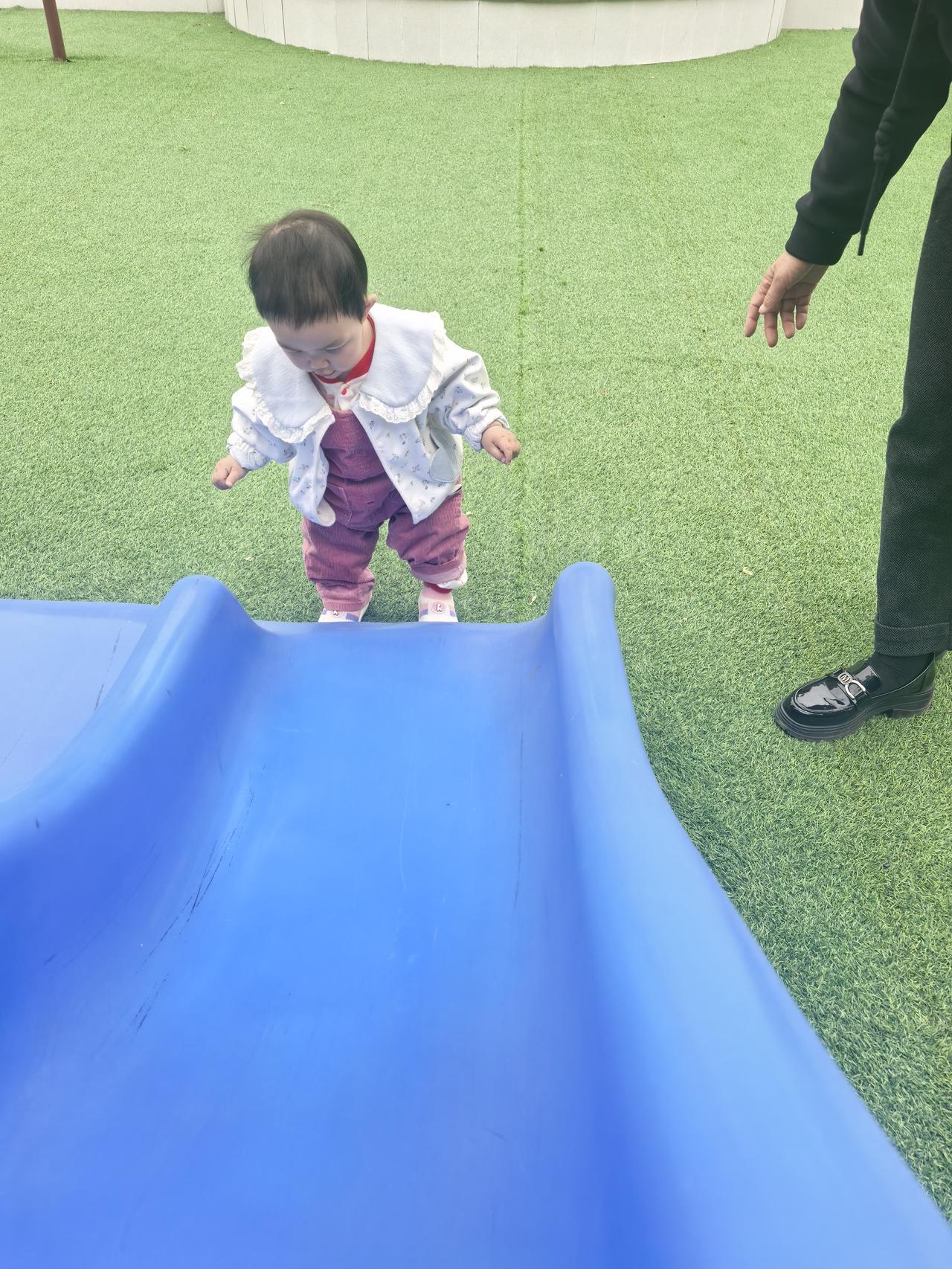 清晨送机有感
四点五十被闹钟叫醒，猛然想起要送朋友去机场。赶到楼下才知是一家三口