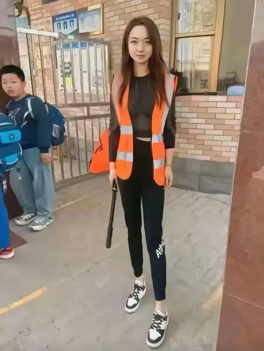 自从学校门口换女保安后，大家都规矩多了，这是为什么呢？