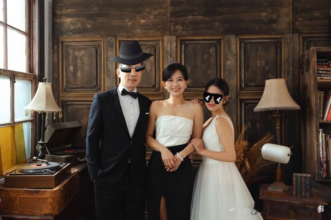 中天主播麦玉洁的全家福 好靓
被岛内网友誉为中天“小周玉琴”的麦玉洁主播也是中天