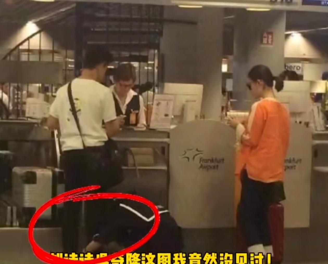 这图我居然没见过，刘诗诗机场蹲下给吴奇隆系鞋带，吴奇隆是老到弯不了腰了吗，一旁的