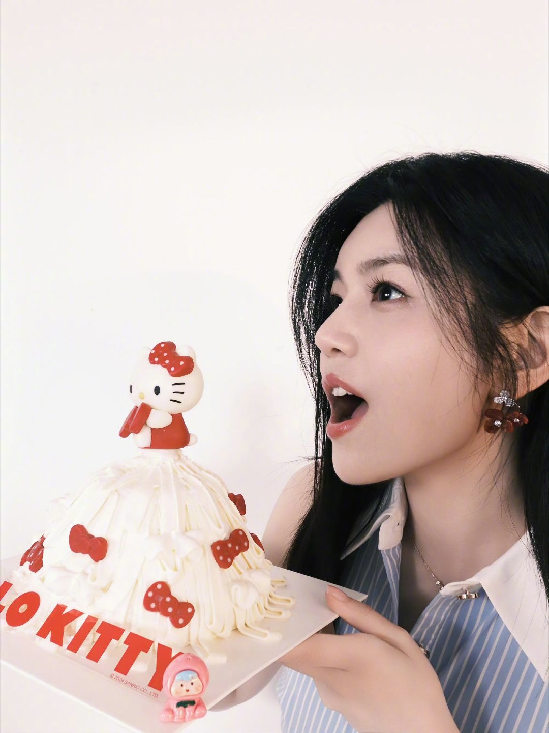 陈妍希生日送你一朵玫瑰陈妍希这套生日写真也太有少女感了浅蓝条纹清爽又温柔！每一张