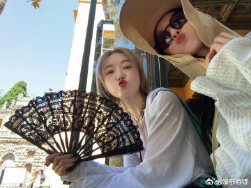 刘诗诗私下嘟嘴比耶都来的 刘诗诗与闺蜜同框甜度超标！平日里气质清冷的她，在好友身