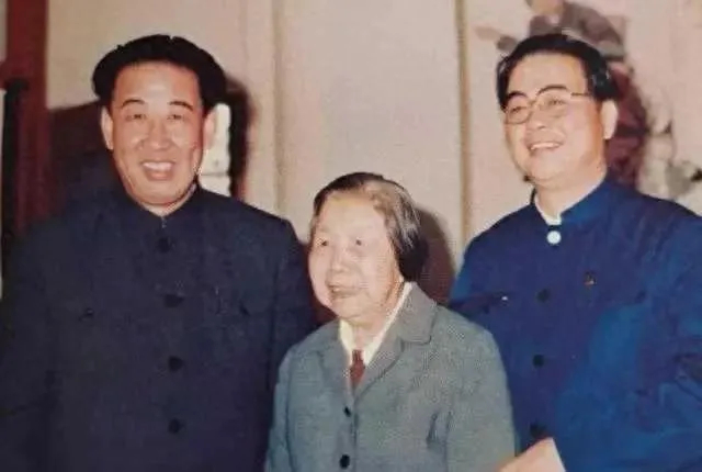 1986年，中南海西花厅内，留下李鹏与杨德中看望邓颖超同志的珍贵合影。西花厅承载