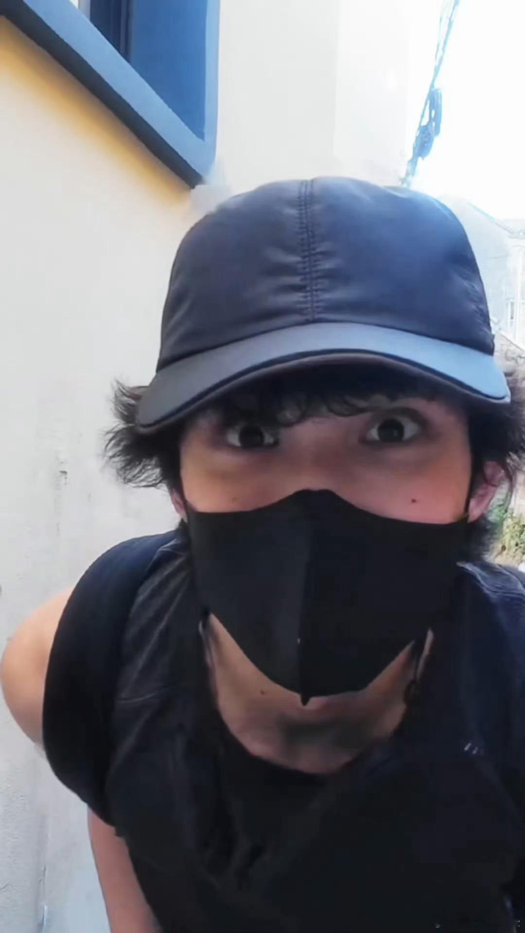吴磊突然靠近这一下OMG，吴磊海岛少年暴击！突然凑近镜头让我的心跳漏了一拍，海风