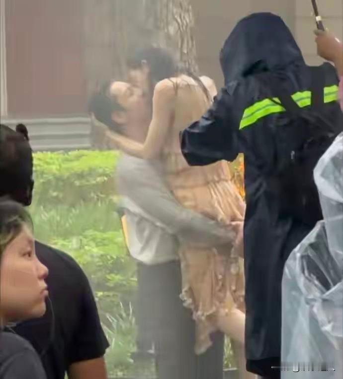 我们看的是浪漫，演员演的是尴尬：湿身吻戏背后的“生理反应”，导演一句话化解