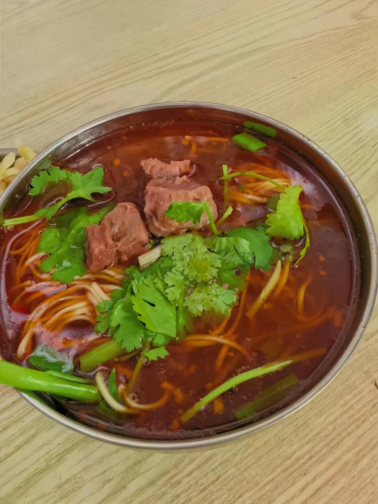 在泸州我认为最好吃的牛肉面＋报亭土豆花泸州牛肉面 泸州面馆