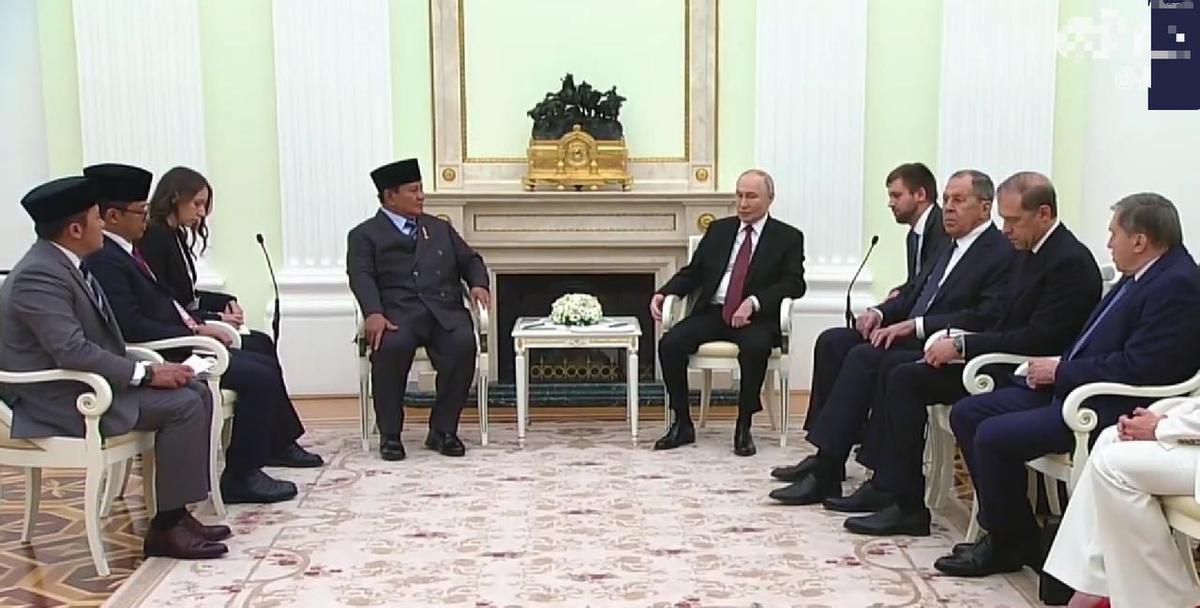 普拉博沃这还没正式宣誓就职呢，转头就直接坐到了莫斯科克里姆林宫的长桌对面！
这一