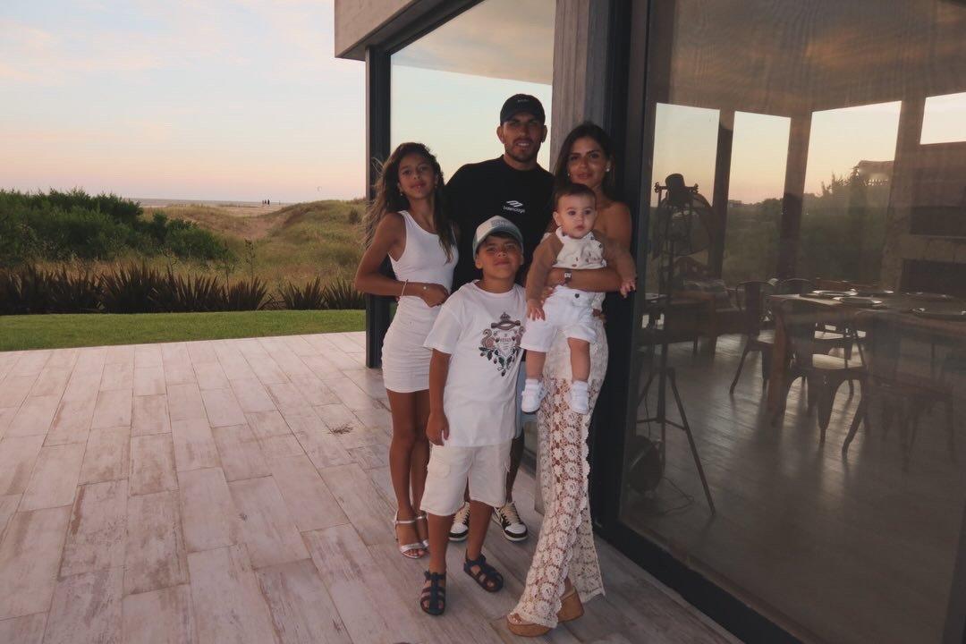 🎉帕雷德斯一家的新年照😍“你好，2026年！✨ 愿这一年充满祝福、爱、健康和