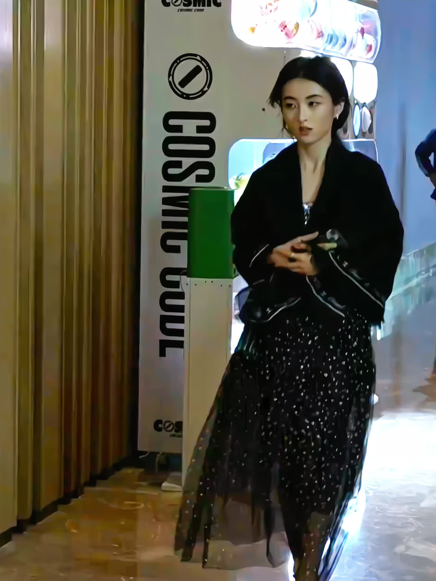路人都惊叹:“天啊，她这么美呀”