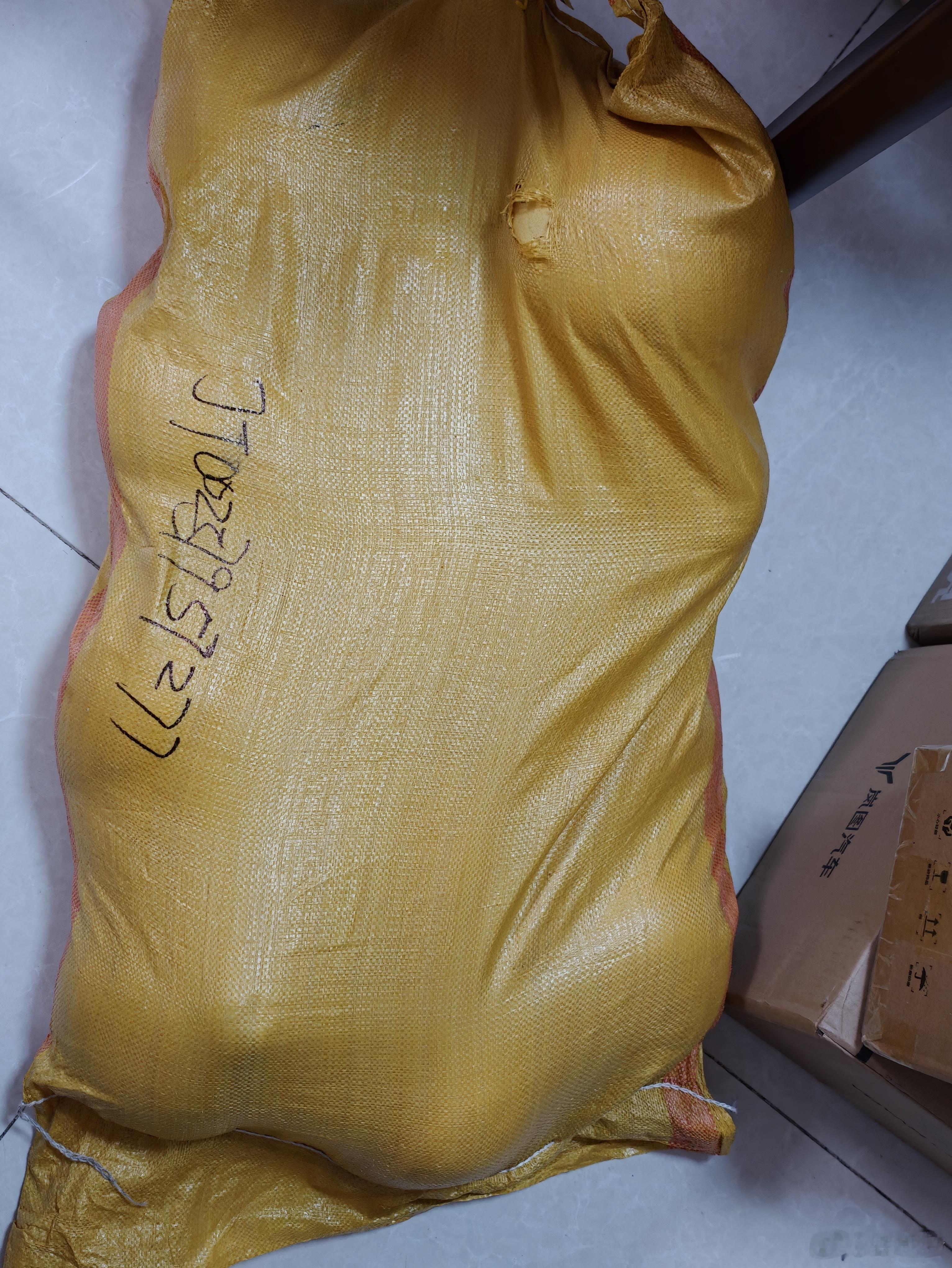 我说谁家中秋礼品用麻袋…原来是老江的柚子…我让他少一些，他说只寄了50斤[困][