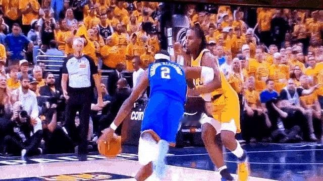 NBA 亚历山大辅助手全是推人动作，起跳后防守人已经特么的离他1米远了，进球不是