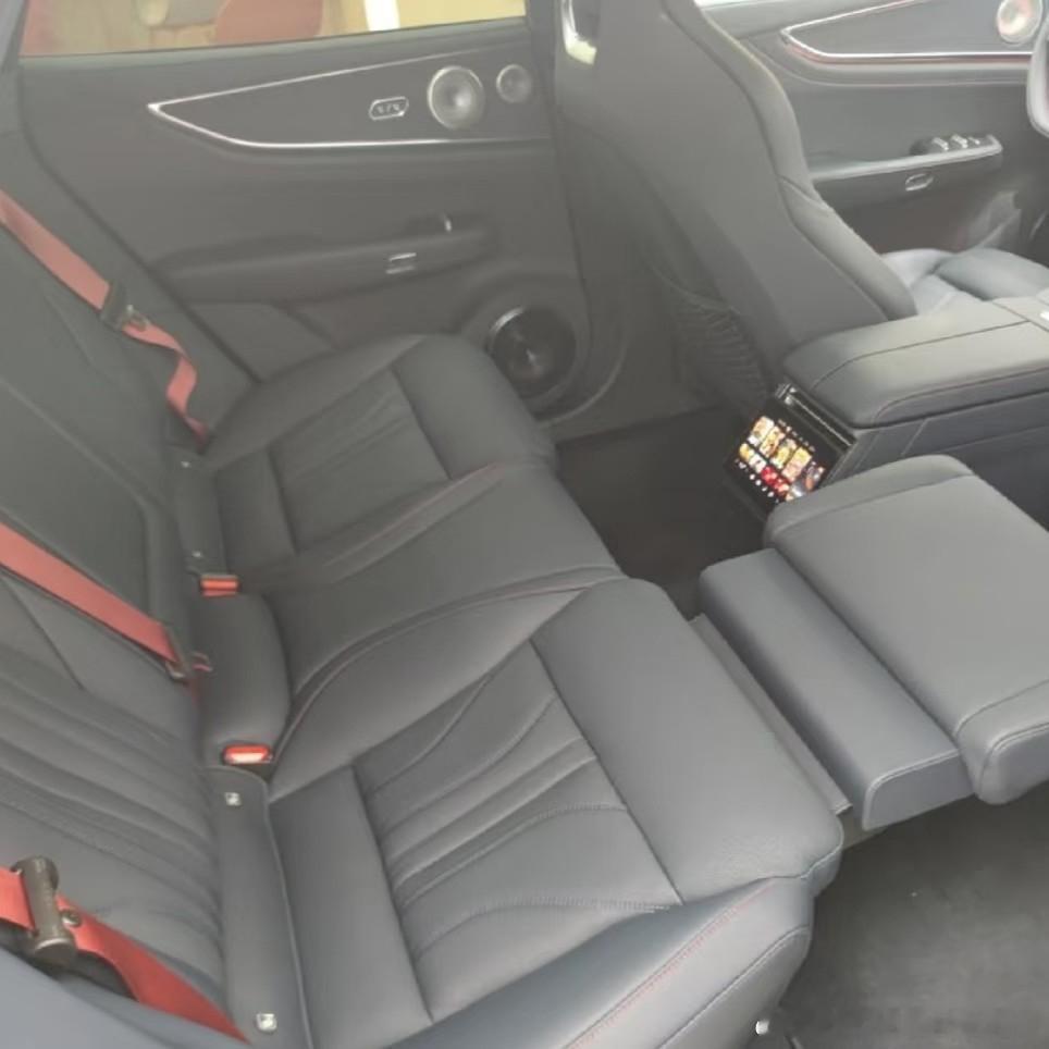 今天护送学生乐团参加比赛，大提琴等大型乐器轻松装入车内。精准的温湿度控制让乐器保