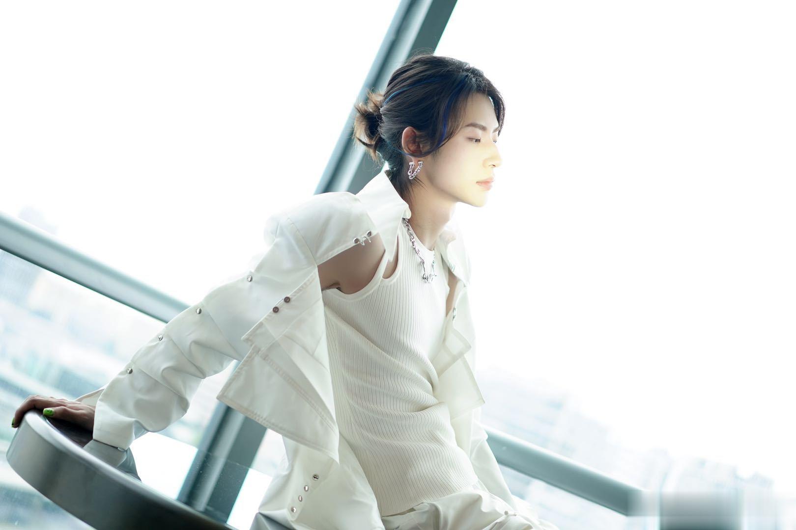 #小鬼港风花衬衫# 小鬼的这一身港风花衬衫也太有意思了点吧，那种氛围感直接就扑面