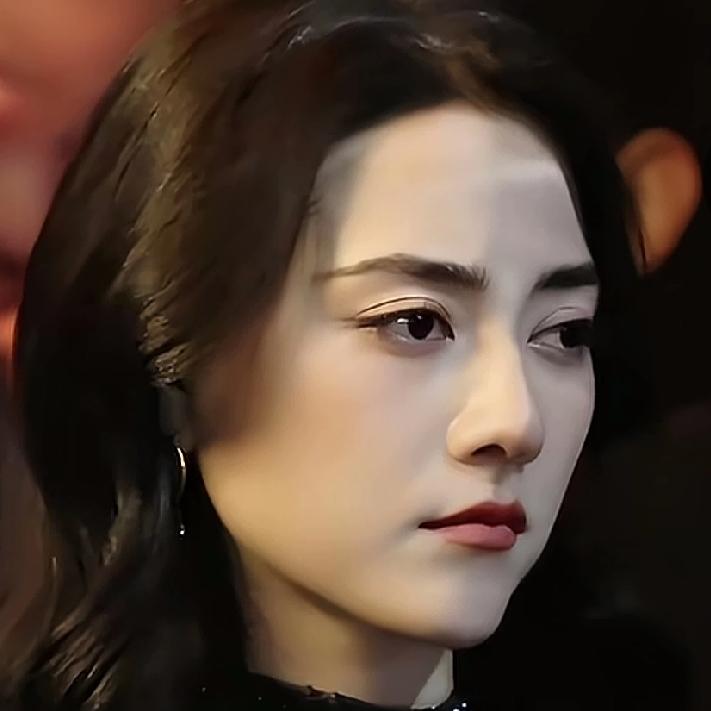 说实话，真的get不到娜然的颜值，
长得男相不说，还一脸冷若冰霜的样子，
好像谁