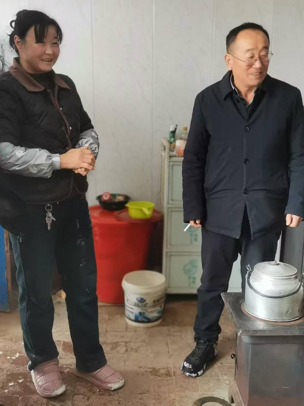 关怀暖人心——驻村工作队春节前夕走访慰问困难群众
 
岁末天寒，情暖人间。在20