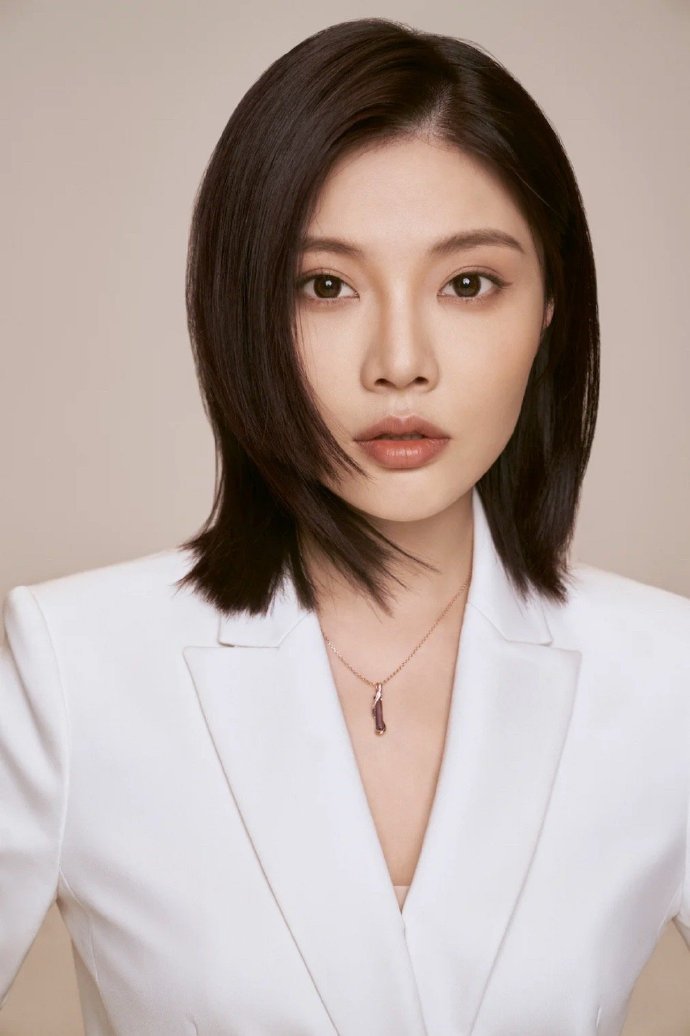 徐冬冬 朵拉头 徐冬冬又一次剪短发了呀，考古姐姐之前的风格，我觉得短发的造型还是