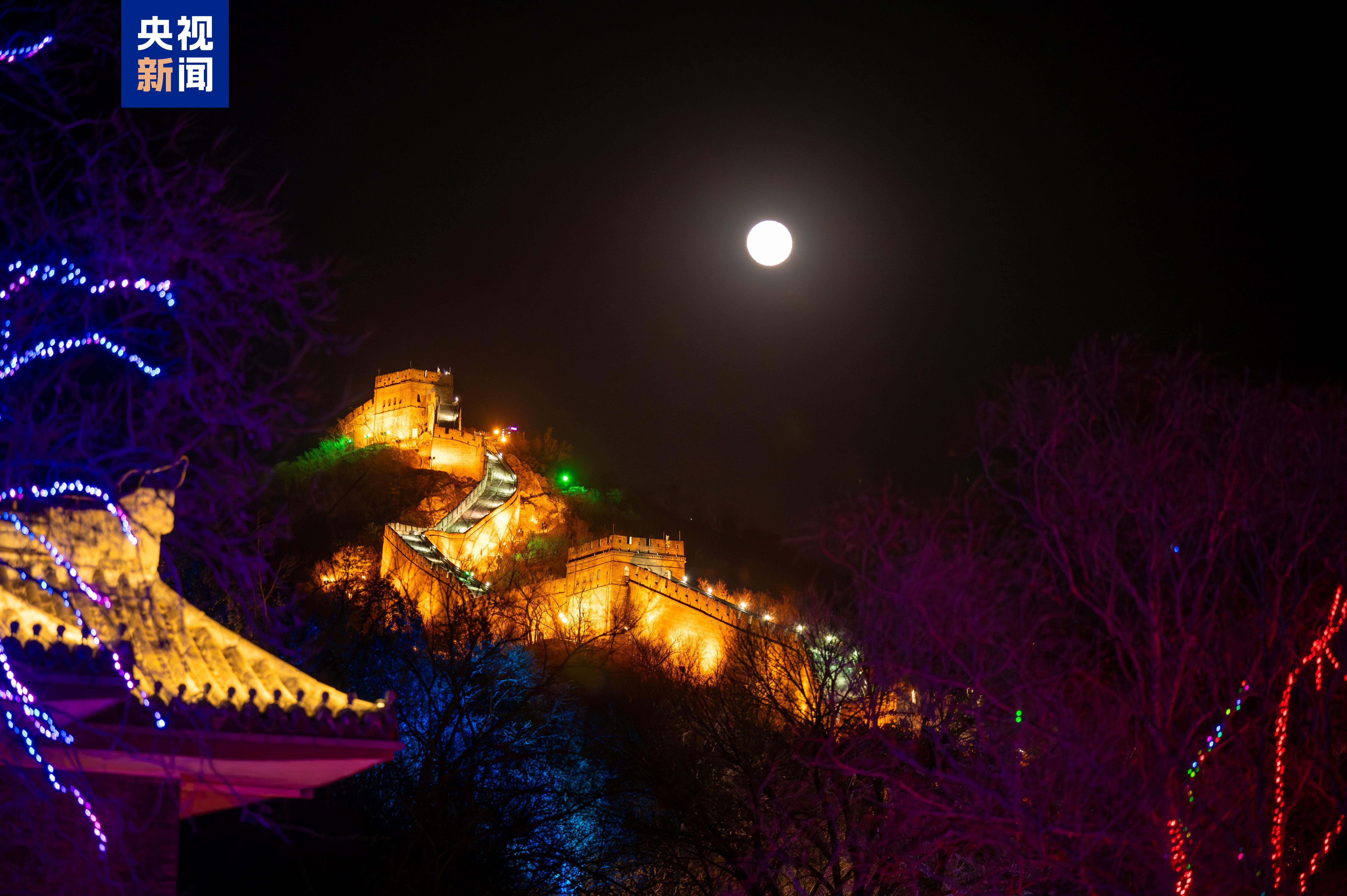 【#八达岭长城夜游模式开启# 】记者从北京市延庆区了解到，今年春节期间，八达岭夜