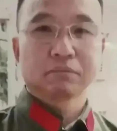 1984年，战士李陶雄中弹牺牲，送葬途中遗体竟两次从车上跌落，护士郑英察觉异样，