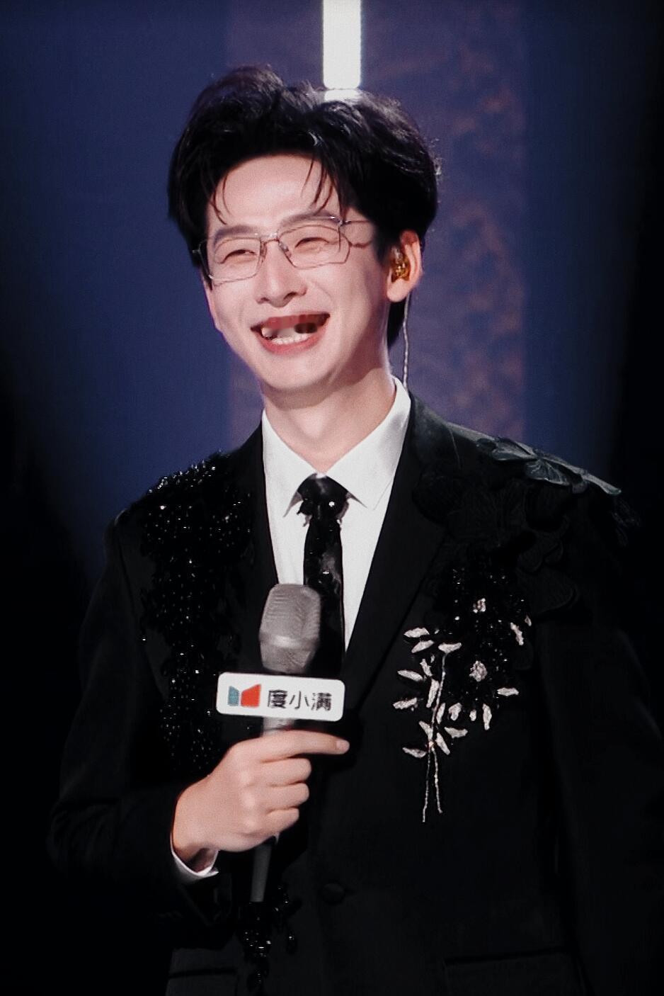 齐思钧主持能力其实很多时候主持人的好是“隐形”的，你没注意到他，说明一切都顺了。