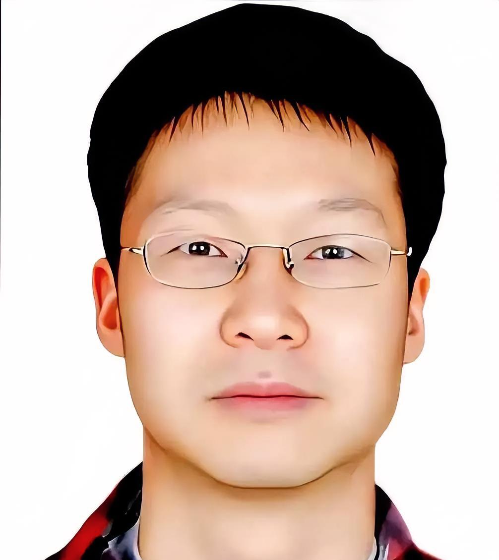 五十多岁的北大教授胡泳，在长达三年的时间里，被八十五岁重度失智的母亲拽入了尿布与