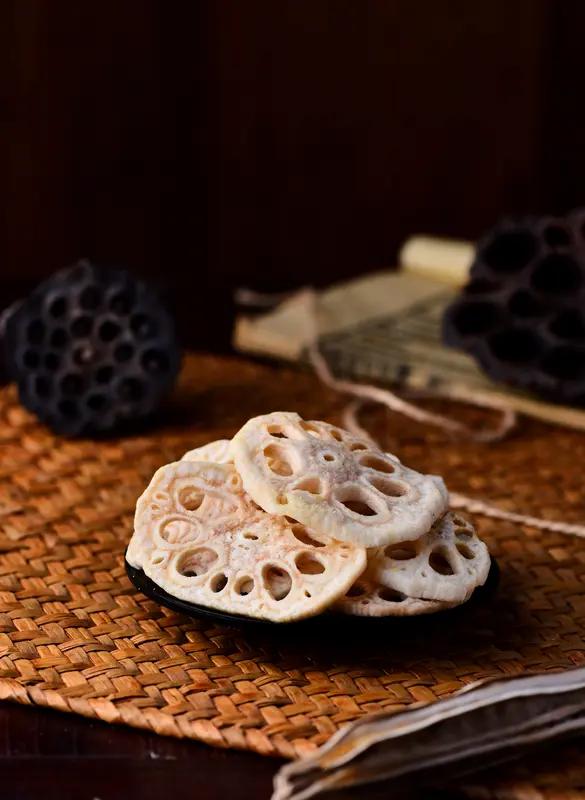 小暑节气的传统习俗挺有意思的。像吃藕，藕在这个时节新鲜，富含多种维生素，吃起来口