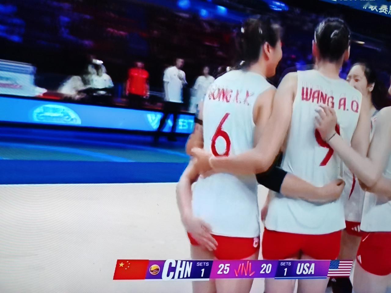 世界女排联赛总决赛，中国女排对阵美国女排，中国女排15：25，25：23，大比分