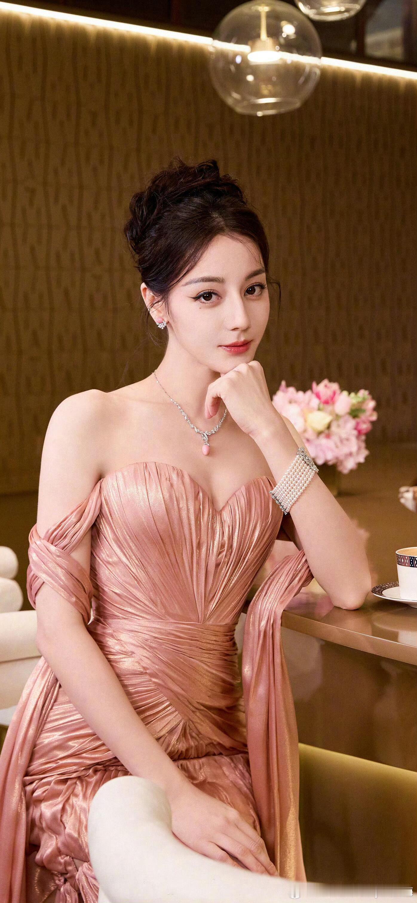 用美貌征服你～～迪丽热巴[超话] ​​​