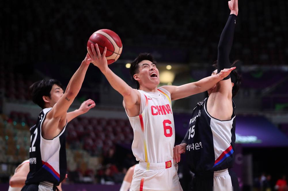 选人不看状态，郭士强为自己的固执己见埋单。
球迷批评较多的曾凡博、胡明轩、张镇