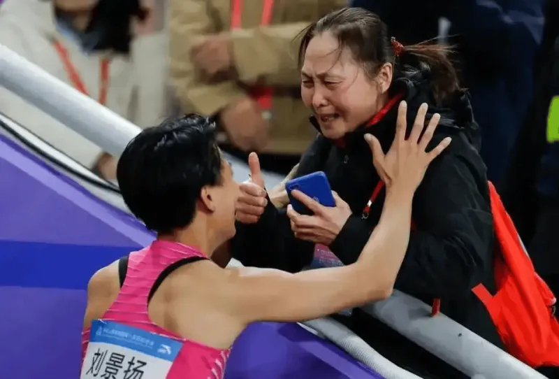 全运会女子100米栏决赛，广东选手刘景扬在强敌环伺之下，以12.81秒冲线夺冠，