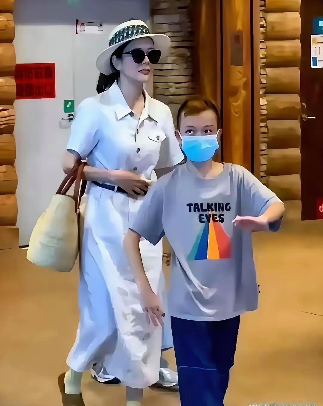 杨乐乐带儿子“小沐沐”外出被拍，这孩子现在已经11岁了，看他的眼神和行为举止确实