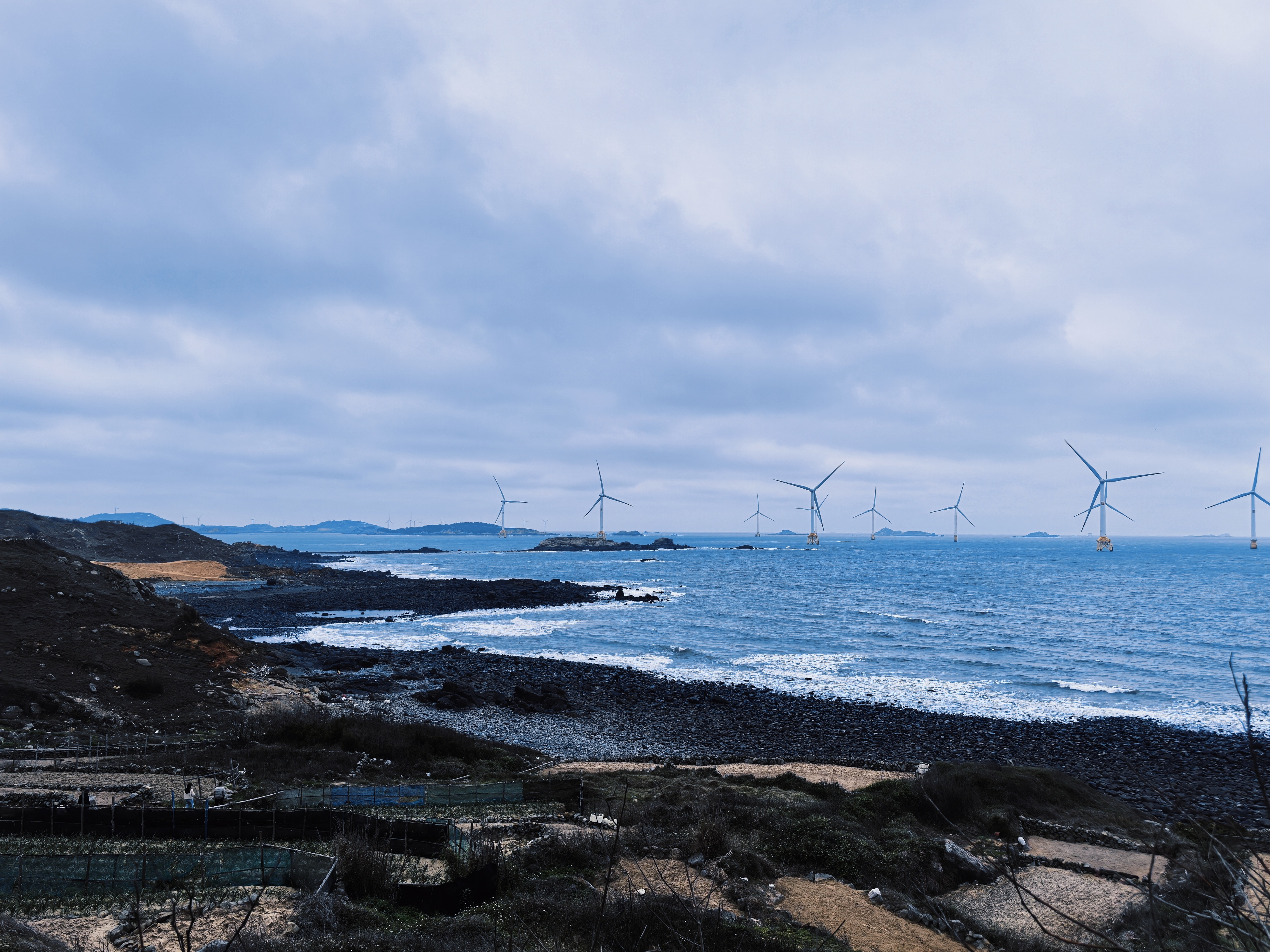 今天开车走在平潭海边的小路，太有feel了！就是天儿太冷了…把我一东北人冻淌鼻涕