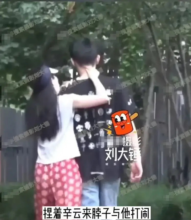 爆料的95后男女主是张雪迎辛云来，二人因戏生情源于《暗恋橘生淮南》，两人还一起逛